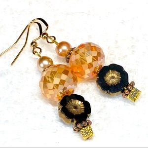 ⭐️🎈stunning European flavor earrings amber colors and gold/black accents
